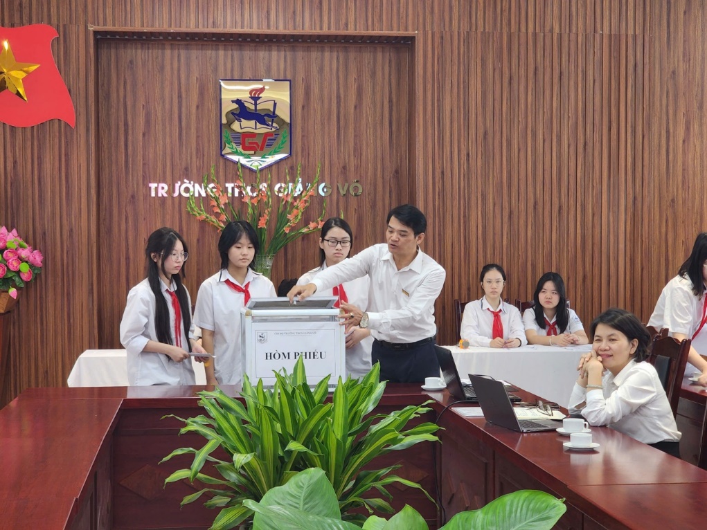 A group of people in a roomDescription automatically generated