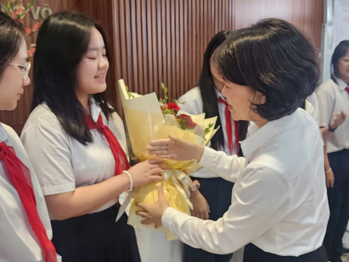A group of women holding flowersDescription automatically generated