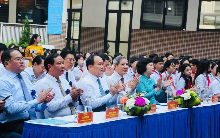 E:\TL CỦA YẾN\TRUYỀN THÔNG\BÀI VIẾT THÁNG 10\Lễ gắn biển trường\đại biểu lấy.jpg