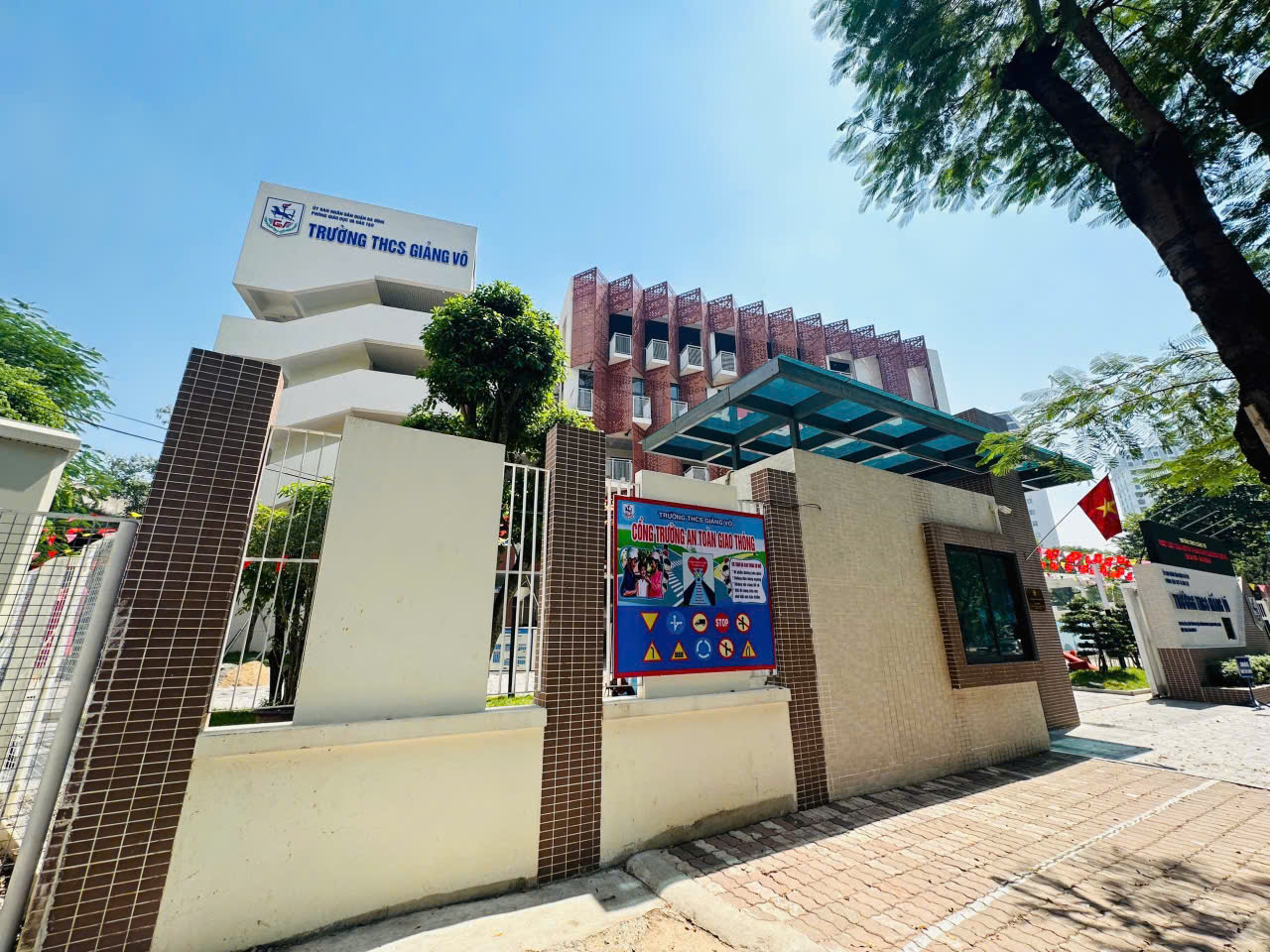 E:\TL CỦA YẾN\TRUYỀN THÔNG\BÀI VIẾT THÁNG 10\Lễ gắn biển trường\quang cảnh trường.jpg