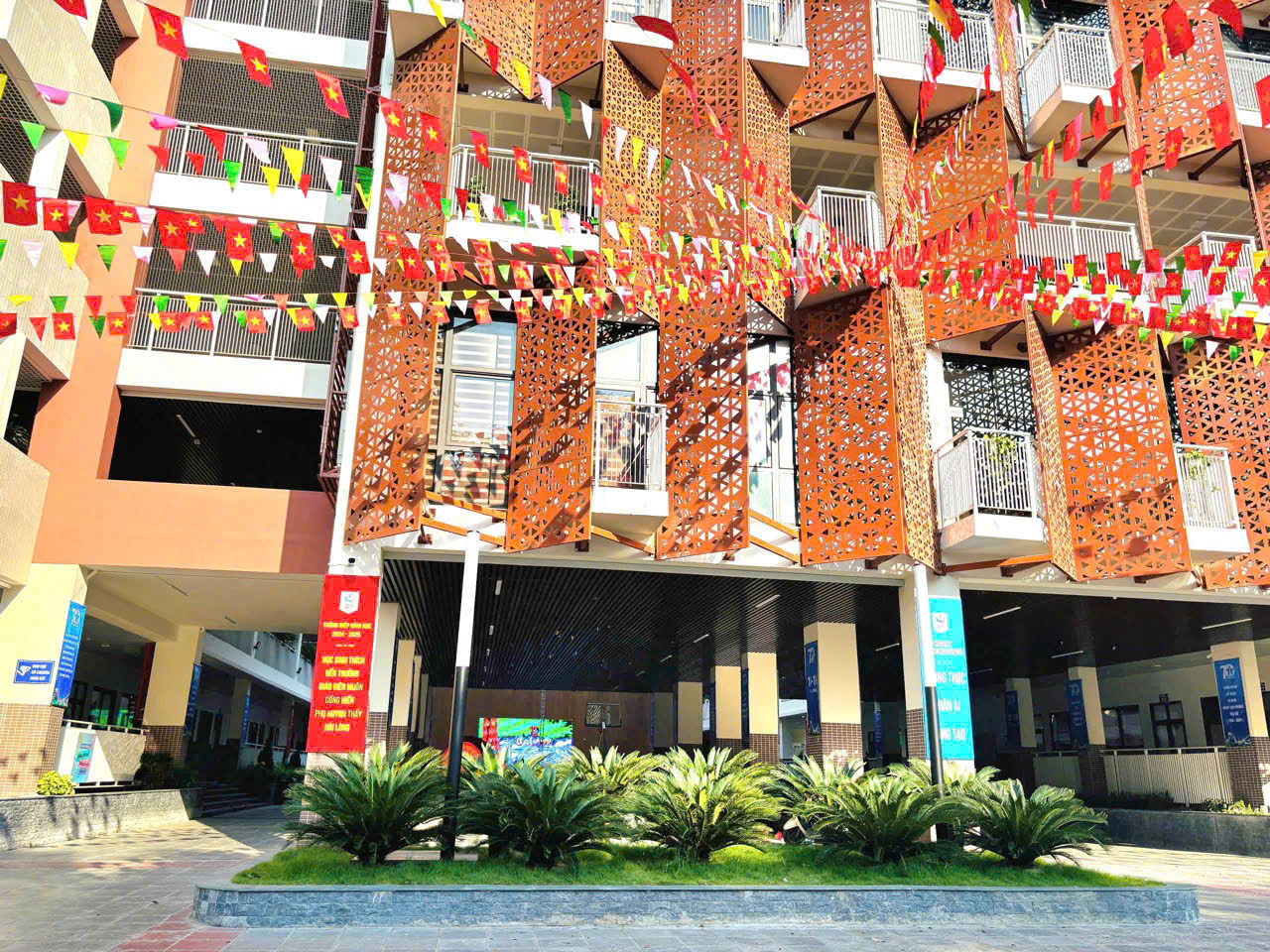 E:\TL CỦA YẾN\TRUYỀN THÔNG\BÀI VIẾT THÁNG 10\Lễ gắn biển trường\quang cảnh trường2.jpg