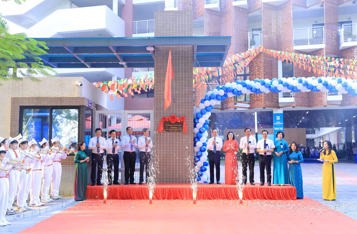 E:\TL CỦA YẾN\TRUYỀN THÔNG\BÀI VIẾT THÁNG 10\Lễ gắn biển trường\gắn biển.jpg