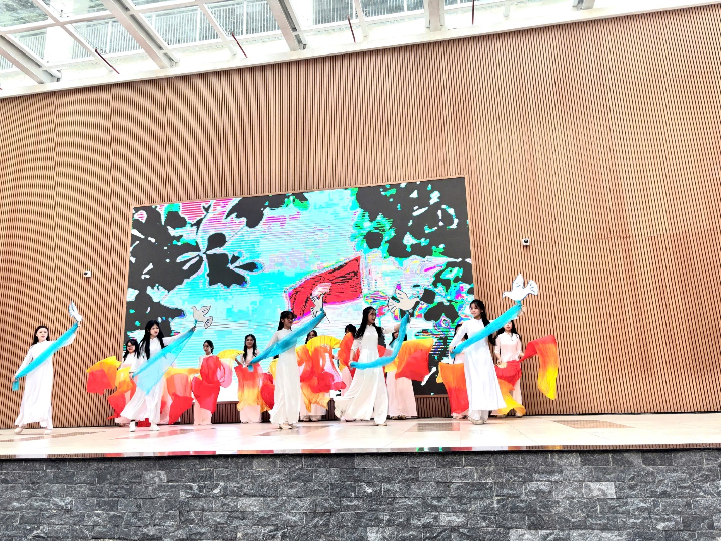 E:\TL CỦA YẾN\TRUYỀN THÔNG\BÀI VIẾT THÁNG 10\Giải phóng thủ đô\z5914374982177_2af6a5c36db321c37fe6d0ea831abc56.jpg