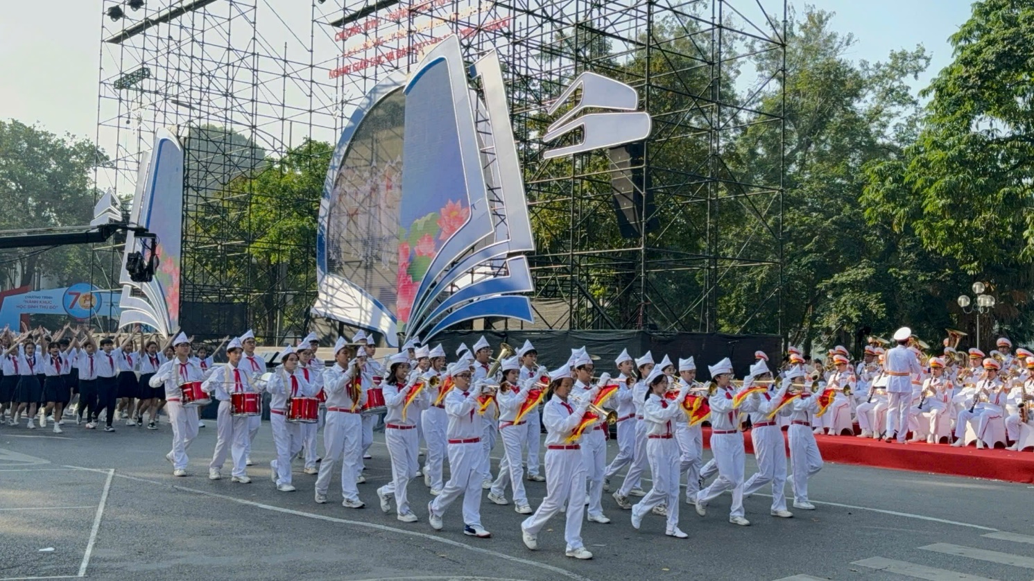 E:\TL CỦA YẾN\TRUYỀN THÔNG\BÀI VIẾT THÁNG 11\Tham gia “Hành khúc học sinh Thủ đô”\1.jpg