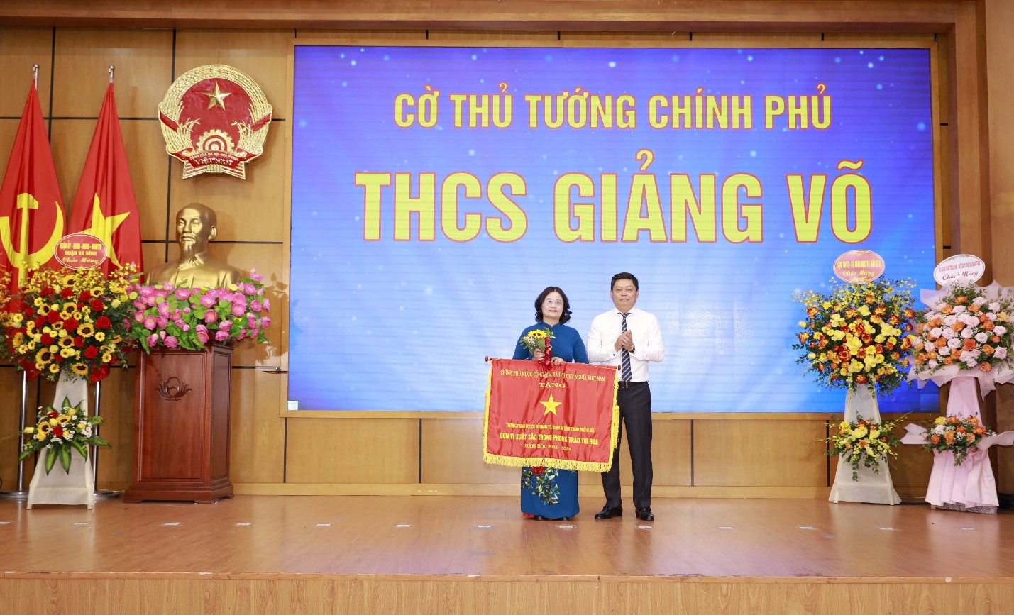 E:\TL CỦA YẾN\TRUYỀN THÔNG\CÁC BÀI VIẾT\BÀI VIẾT THÁNG 11\Trường GV nhận Cờ thi đua\Nhận cờ thi đua.jpg