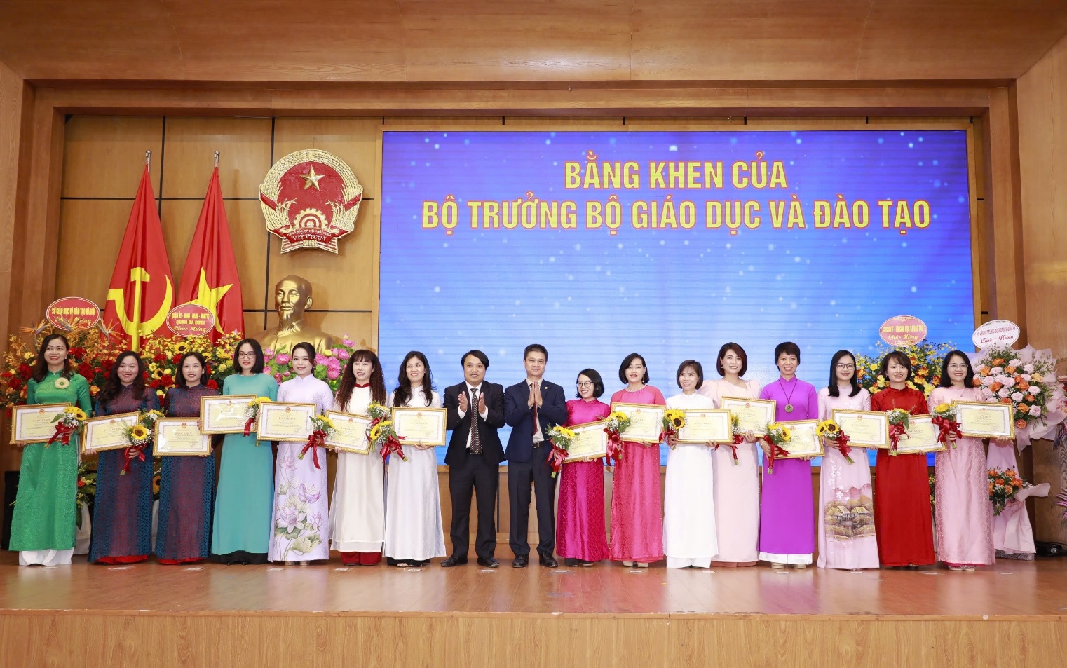 E:\TL CỦA YẾN\TRUYỀN THÔNG\CÁC BÀI VIẾT\BÀI VIẾT THÁNG 11\GV được bằng khen cấp Bộ\z6049900626419_2c02ccbb0de81afb635c3fcc896bfe54.jpg