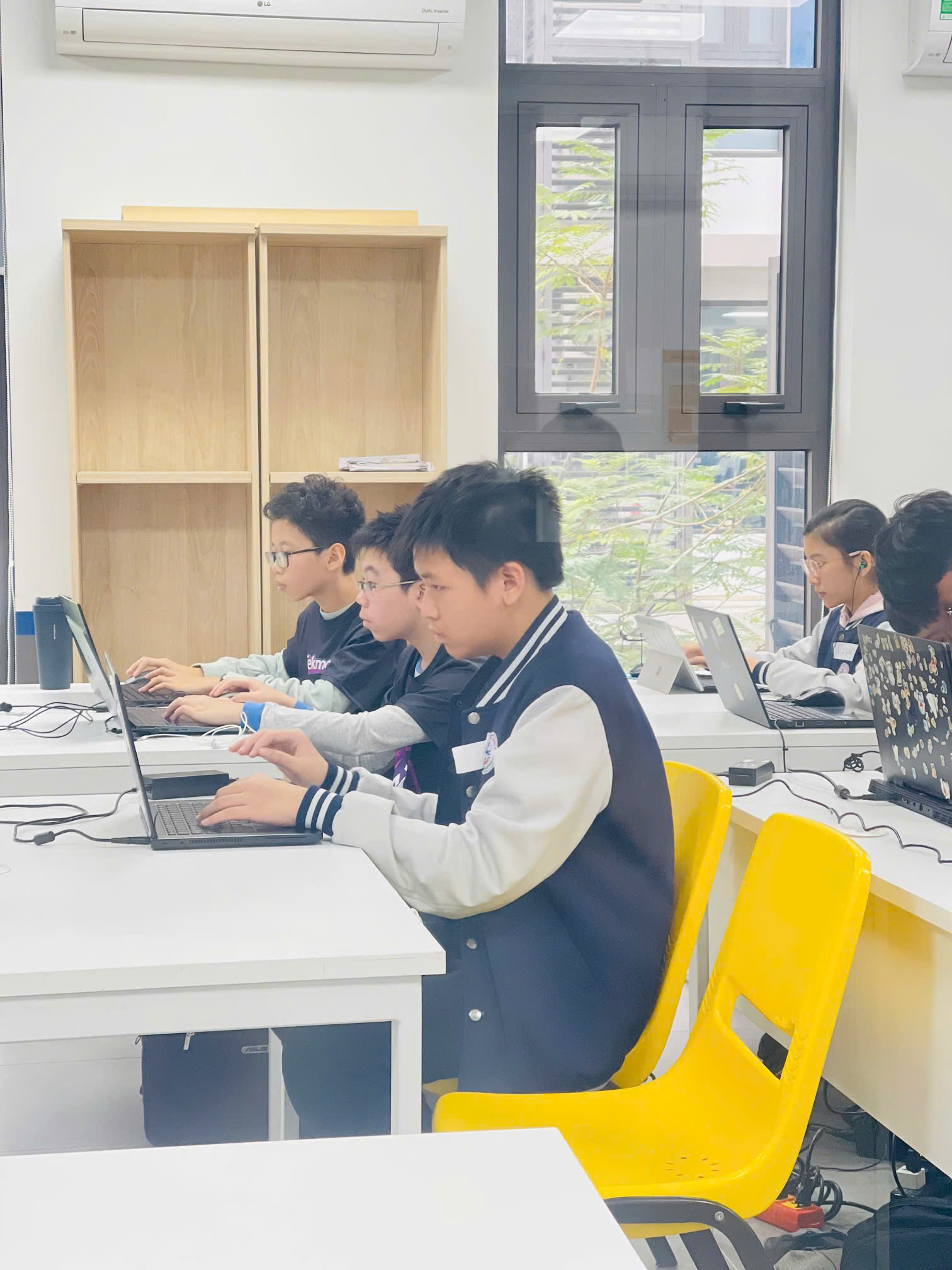 E:\TL CỦA YẾN\TRUYỀN THÔNG\CÁC BÀI VIẾT\BÀI VIẾT THÁNG 12\Kết quả cuộc thi STEM,AI\tập trung.jpg