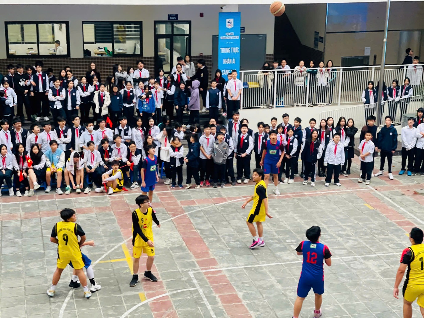 E:\TL CỦA YẾN\TRUYỀN THÔNG\CÁC BÀI VIẾT\BÀI VIẾT THÁNG 12\Giải bóng rổ\cổ động.jpg