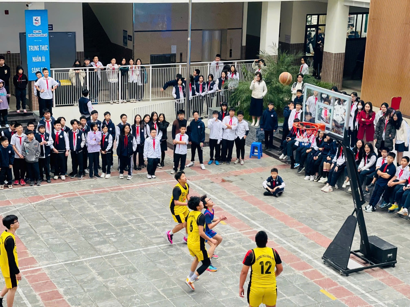 E:\TL CỦA YẾN\TRUYỀN THÔNG\CÁC BÀI VIẾT\BÀI VIẾT THÁNG 12\Giải bóng rổ\ghi bàn.jpg