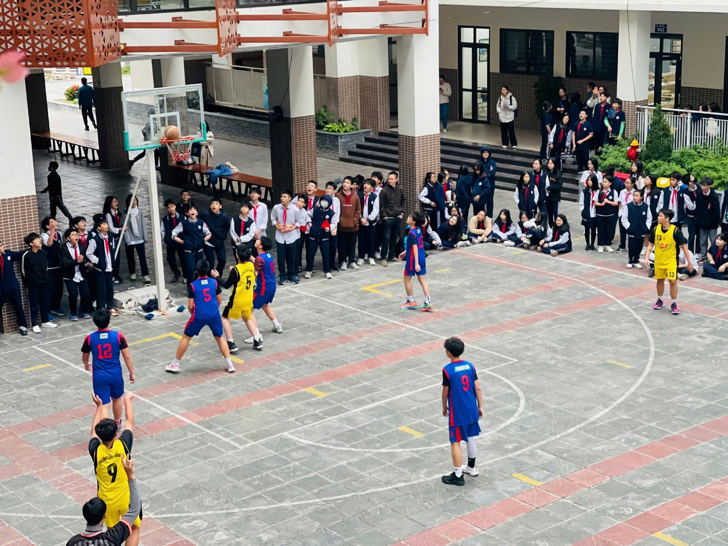 E:\TL CỦA YẾN\TRUYỀN THÔNG\CÁC BÀI VIẾT\BÀI VIẾT THÁNG 12\Giải bóng rổ\ghi bàn 9.jpg