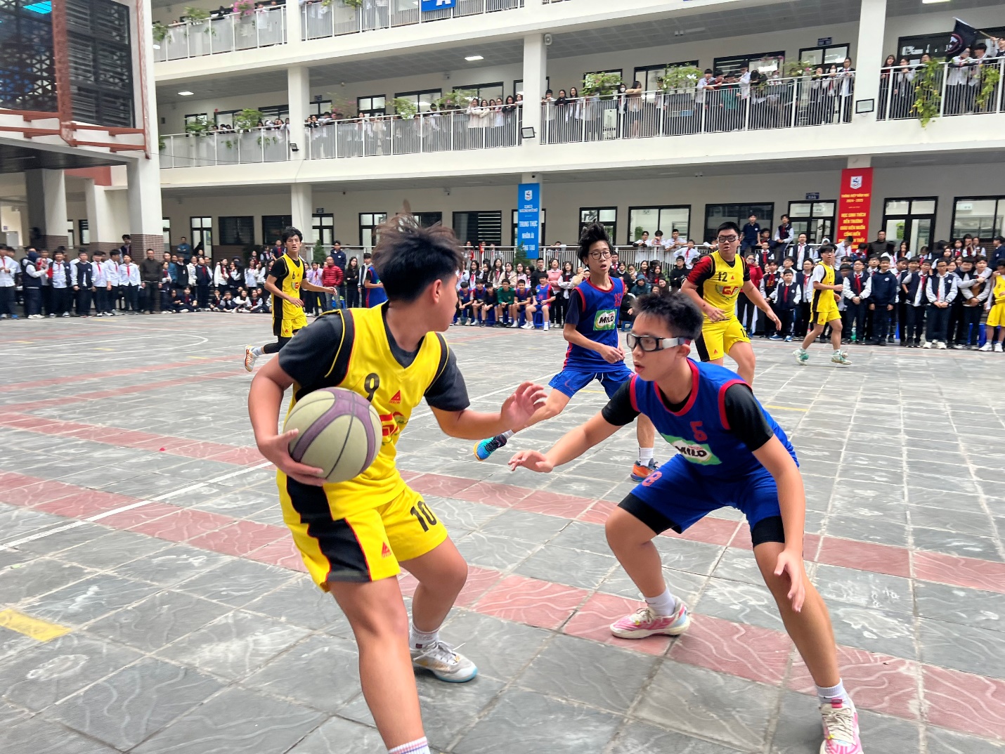 E:\TL CỦA YẾN\TRUYỀN THÔNG\CÁC BÀI VIẾT\BÀI VIẾT THÁNG 12\Giải bóng rổ\Tranh bóng đẹp.jpg