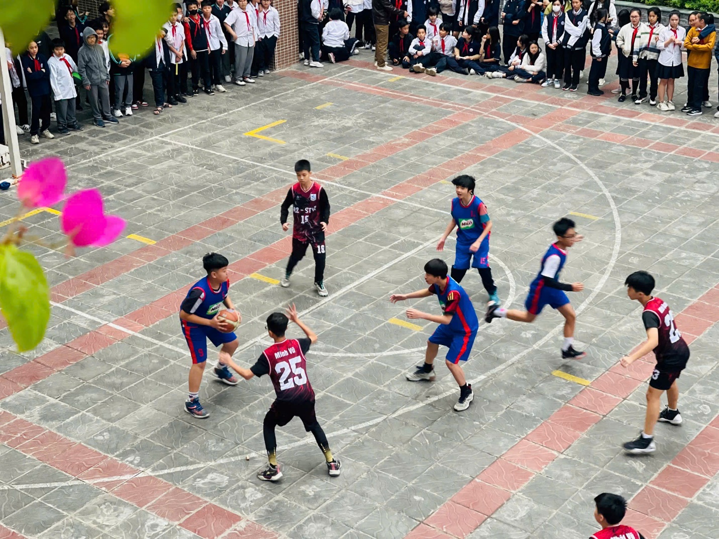 E:\TL CỦA YẾN\TRUYỀN THÔNG\CÁC BÀI VIẾT\BÀI VIẾT THÁNG 12\Giải bóng rổ\tranh bóng.jpg