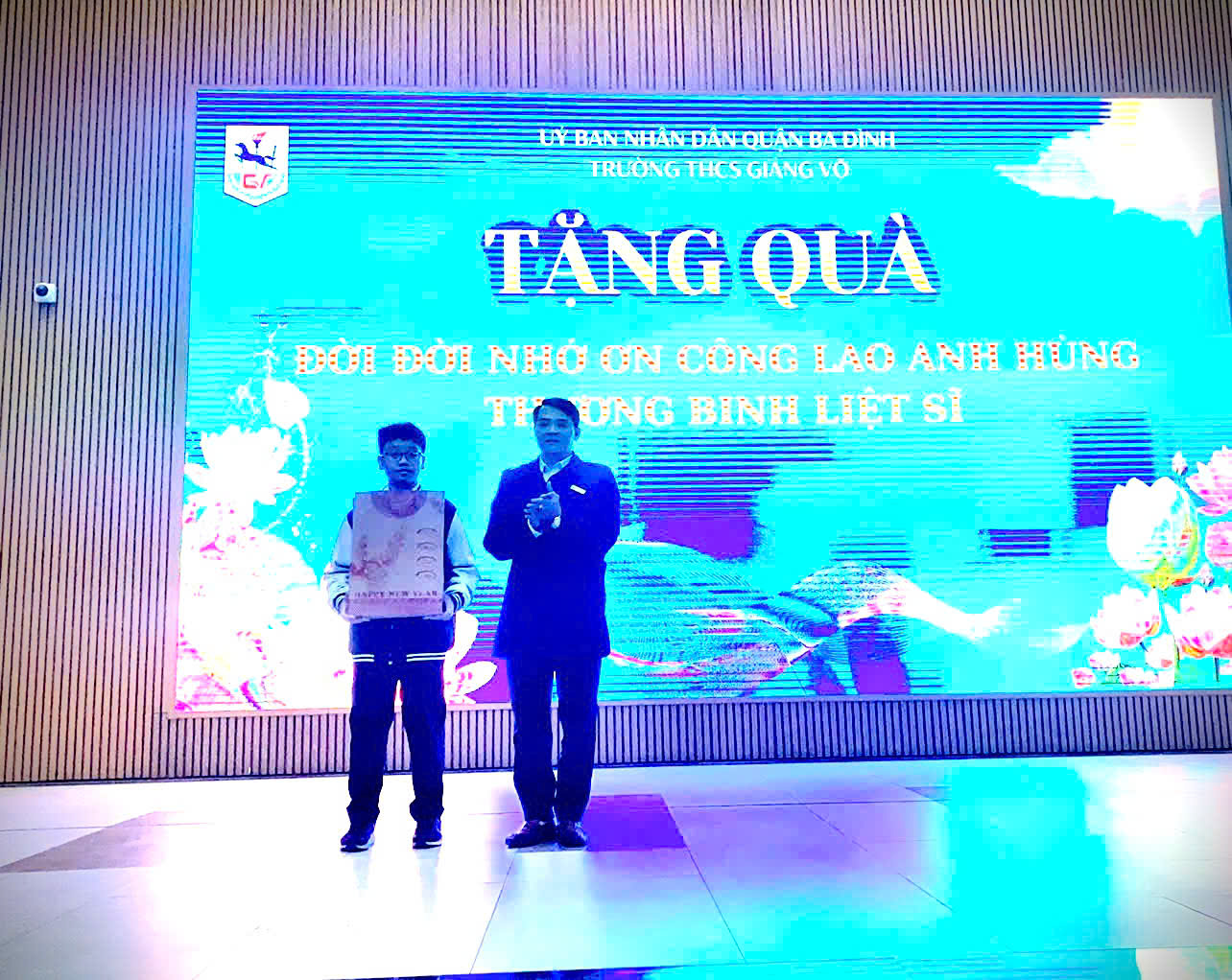 E:\TL CỦA YẾN\TRUYỀN THÔNG\CÁC BÀI VIẾT\BÀI VIẾT THÁNG 12\chào mừng 22.12\tặng quà.jpg