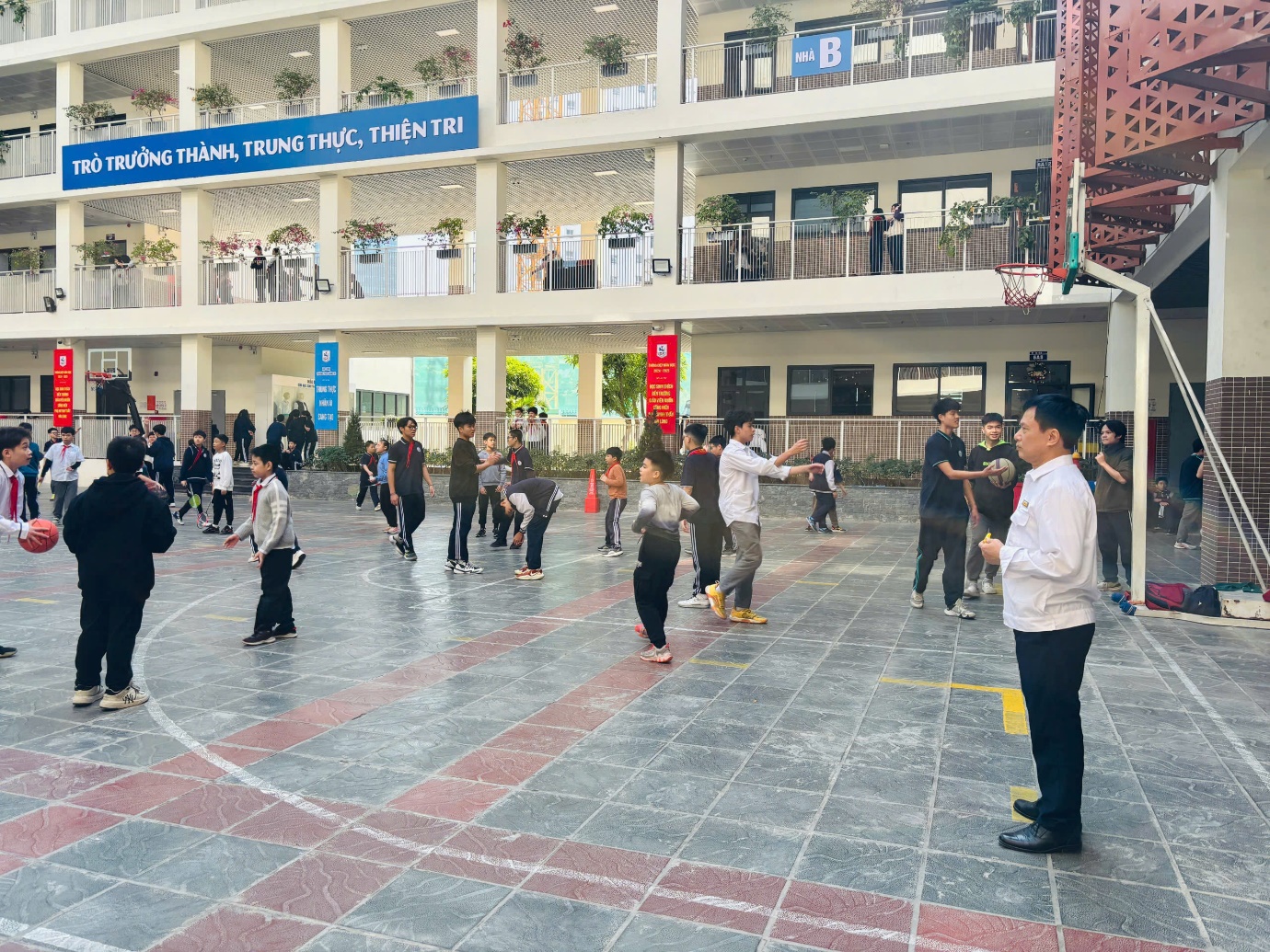 E:\TL CỦA YẾN\TRUYỀN THÔNG\CÁC BÀI VIẾT\BÀI VIẾT THÁNG 12\Các thầy giám thị\quan sát.jpg