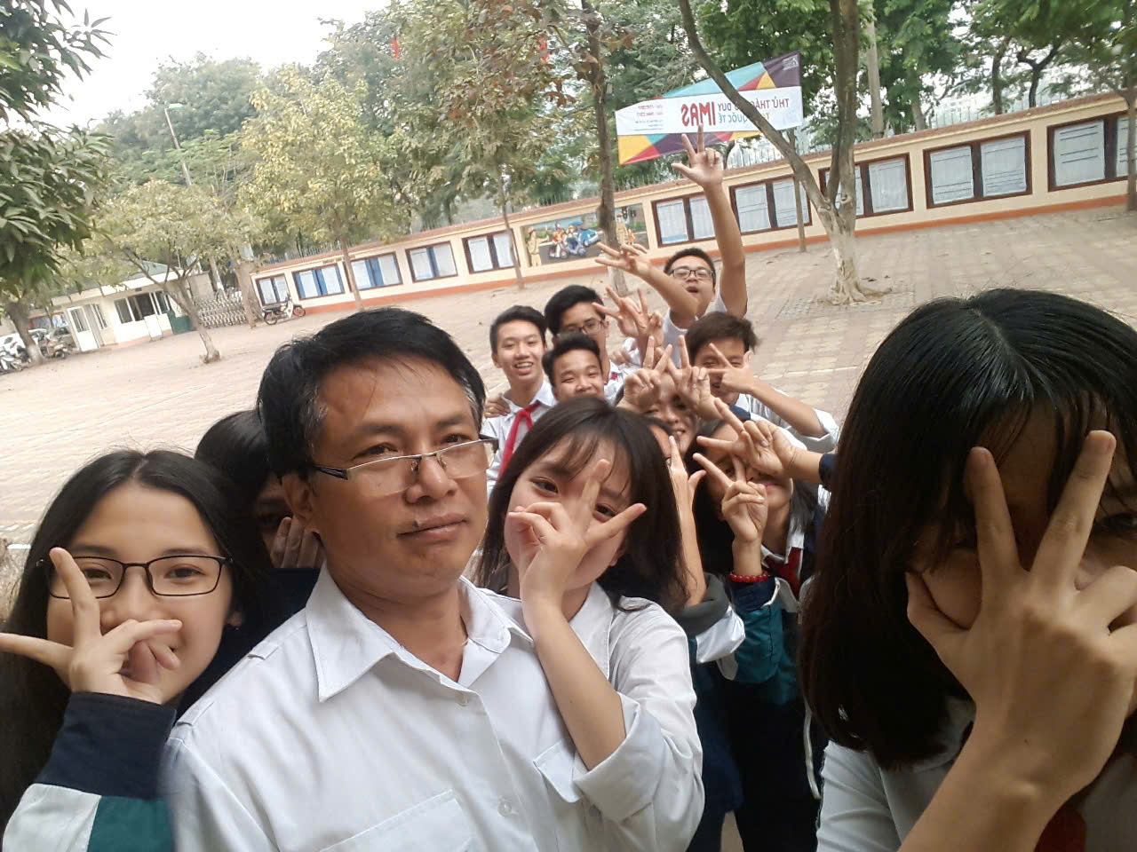 E:\TL CỦA YẾN\TRUYỀN THÔNG\CÁC BÀI VIẾT\BÀI VIẾT THÁNG 12\Các thầy giám thị\thầy ninh và htro.jpg