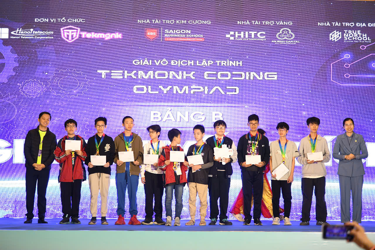 E:\TL CỦA YẾN\TRUYỀN THÔNG\CÁC BÀI VIẾT\BÀI VIẾT THÁNG 12\Kết quả cuộc thi STEM.AI vòng quốc gia\Minh Trí thứ 5 từ phải sang trái.jpg