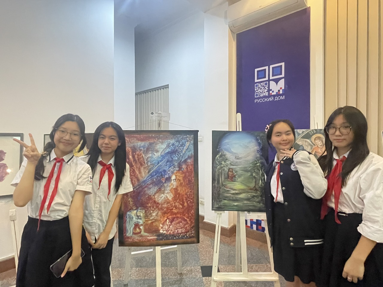 E:\TL CỦA YẾN\TRUYỀN THÔNG\CÁC BÀI VIẾT\BÀI VIẾT THÁNG 12\1. HS dự triển lãm Tâm hồn nước Nga\z6096142669383_f46938c456dc34081d966e9e2bfc225c.jpg