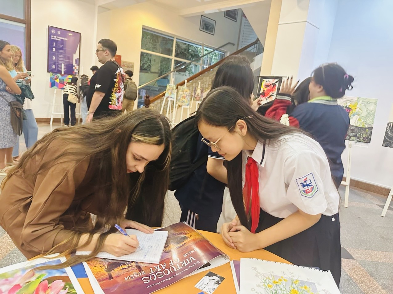 E:\TL CỦA YẾN\TRUYỀN THÔNG\CÁC BÀI VIẾT\BÀI VIẾT THÁNG 12\1. HS dự triển lãm Tâm hồn nước Nga\z6094531458577_e31390586674a7395e29c8820f2d1062.jpg