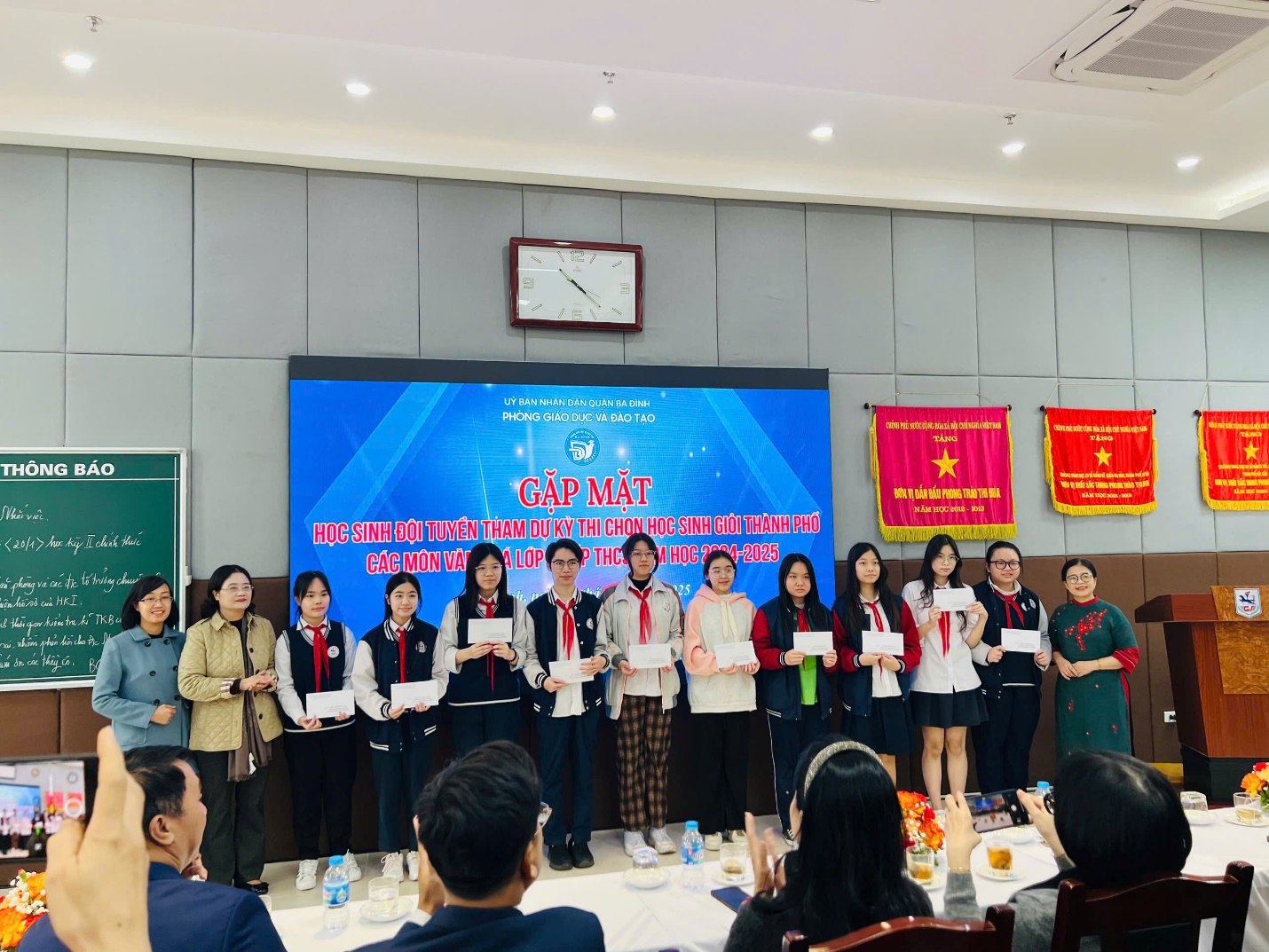 E:\TL CỦA YẾN\TRUYỀN THÔNG\CÁC BÀI VIẾT\BÀI VIẾT THÁNG 1-2025\PGD gặp mặt đội tuyển HSG\z6226598641595_4fcf4636e82b32ea2f6175fc094fb1b6.jpg