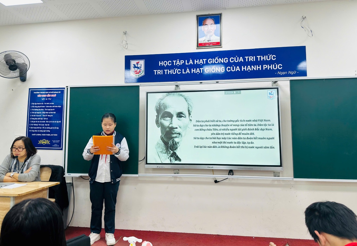 E:\TL CỦA YẾN\TRUYỀN THÔNG\CÁC BÀI VIẾT\BÀI VIẾT THÁNG 12\Đi tìm địa chỉ đỏ\Bạn Khánh Chi Top 1 thi Học sinh giỏi môn Sử lên lấy ví dụ một giai đoạn “dân ta không đoàn kết thì bị nước ngoài xâm lấn”..jpg