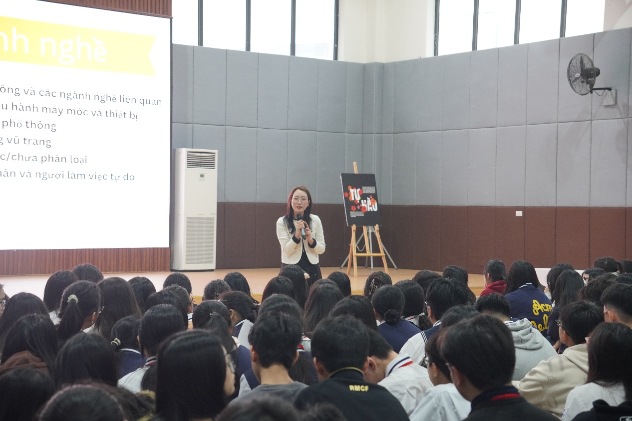 A person speaking to a group of peopleDescription automatically generated