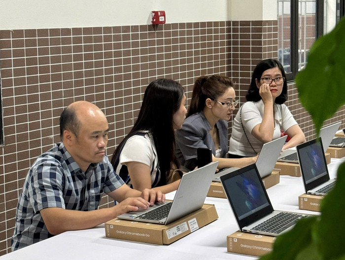 Phụ huynh khối lớp 6 tham gia trải nghiệm lớp học số Google năm học 2025-2026. Ảnh: NTCC.