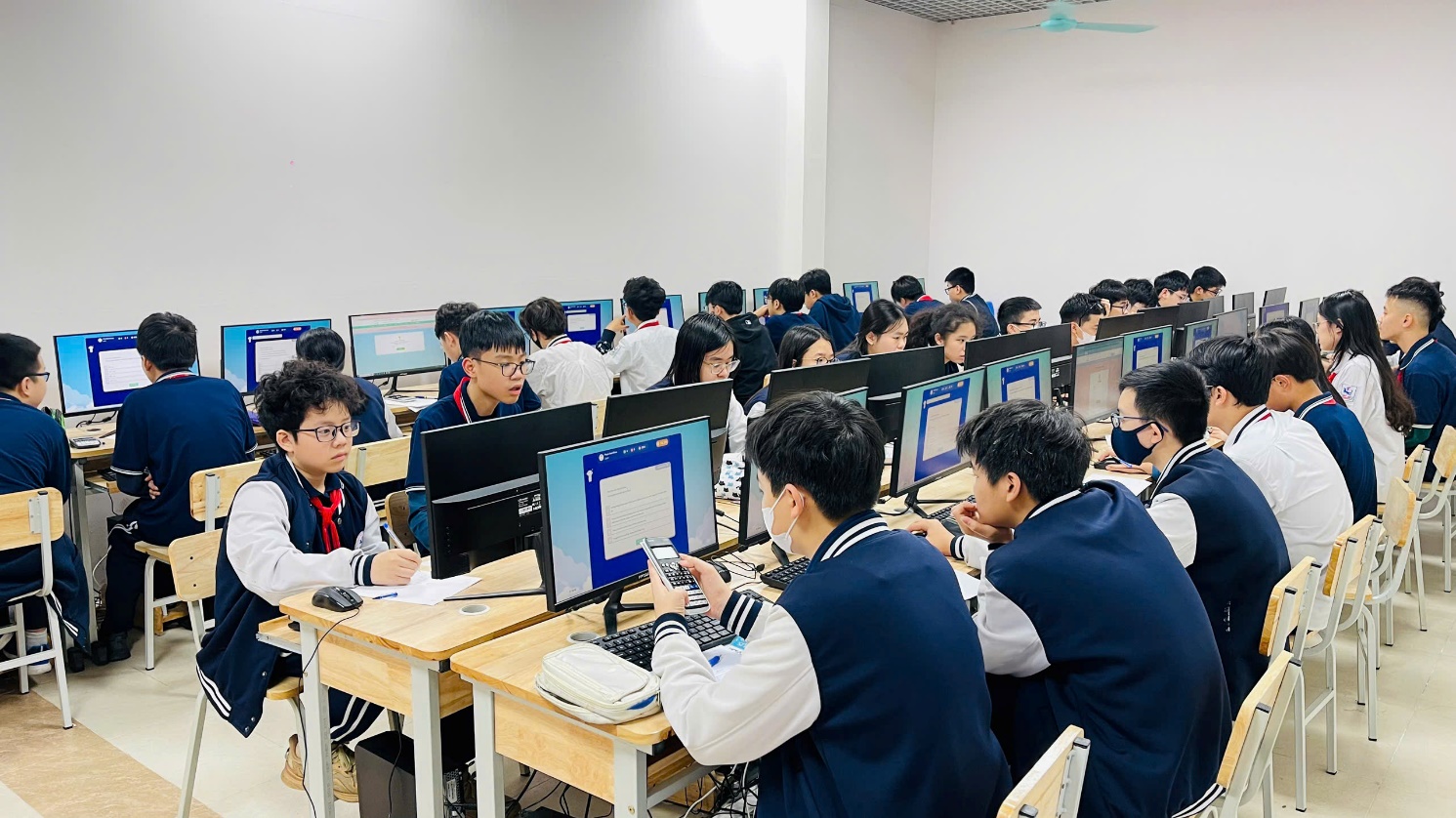 E:\TL CỦA YẾN\TRUYỀN THÔNG\CÁC BÀI VIẾT\BÀI VIẾT THÁNG 2-2025\Đấu trường\Các em học sinh tập trung cao độ cho phần thi của mình.jpg