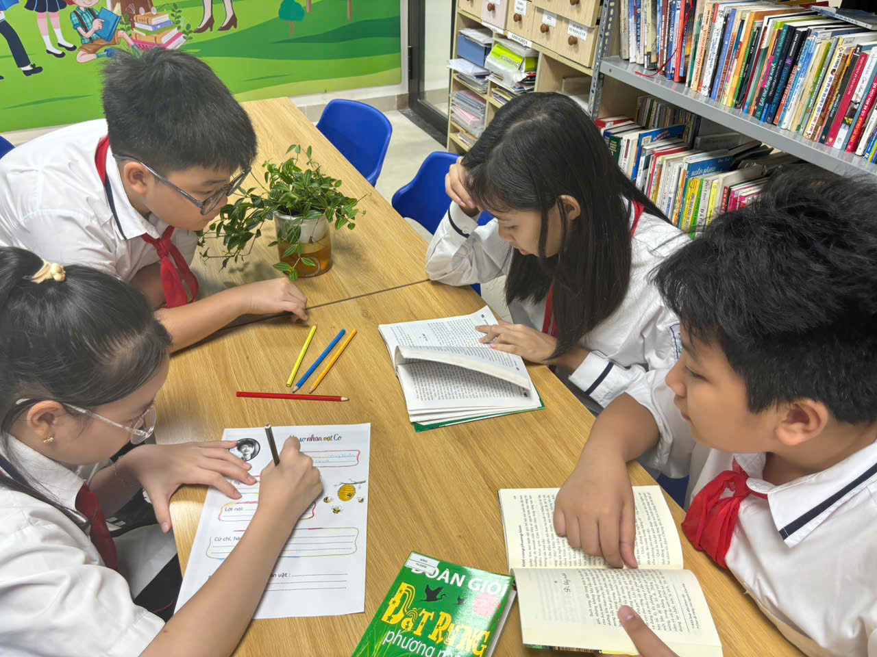 E:\TL CỦA YẾN\TRUYỀN THÔNG\ẢNH TƯ LIỆU\HĐ đọc sách của Hs\z5882169409448_5fc3c191f56a157052bcbe6f420cb921.jpg