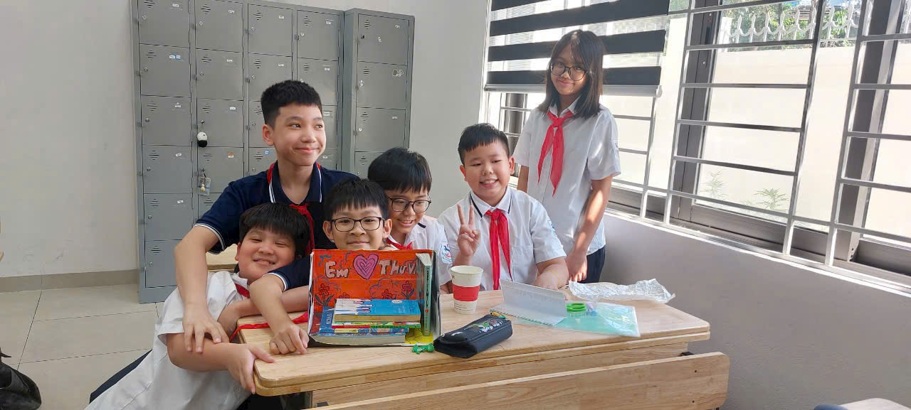 A group of kids sitting at a tableAI-generated content may be incorrect.