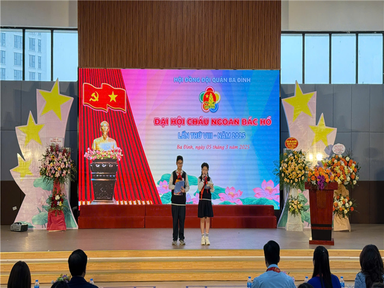 A group of people on a stageAI-generated content may be incorrect.