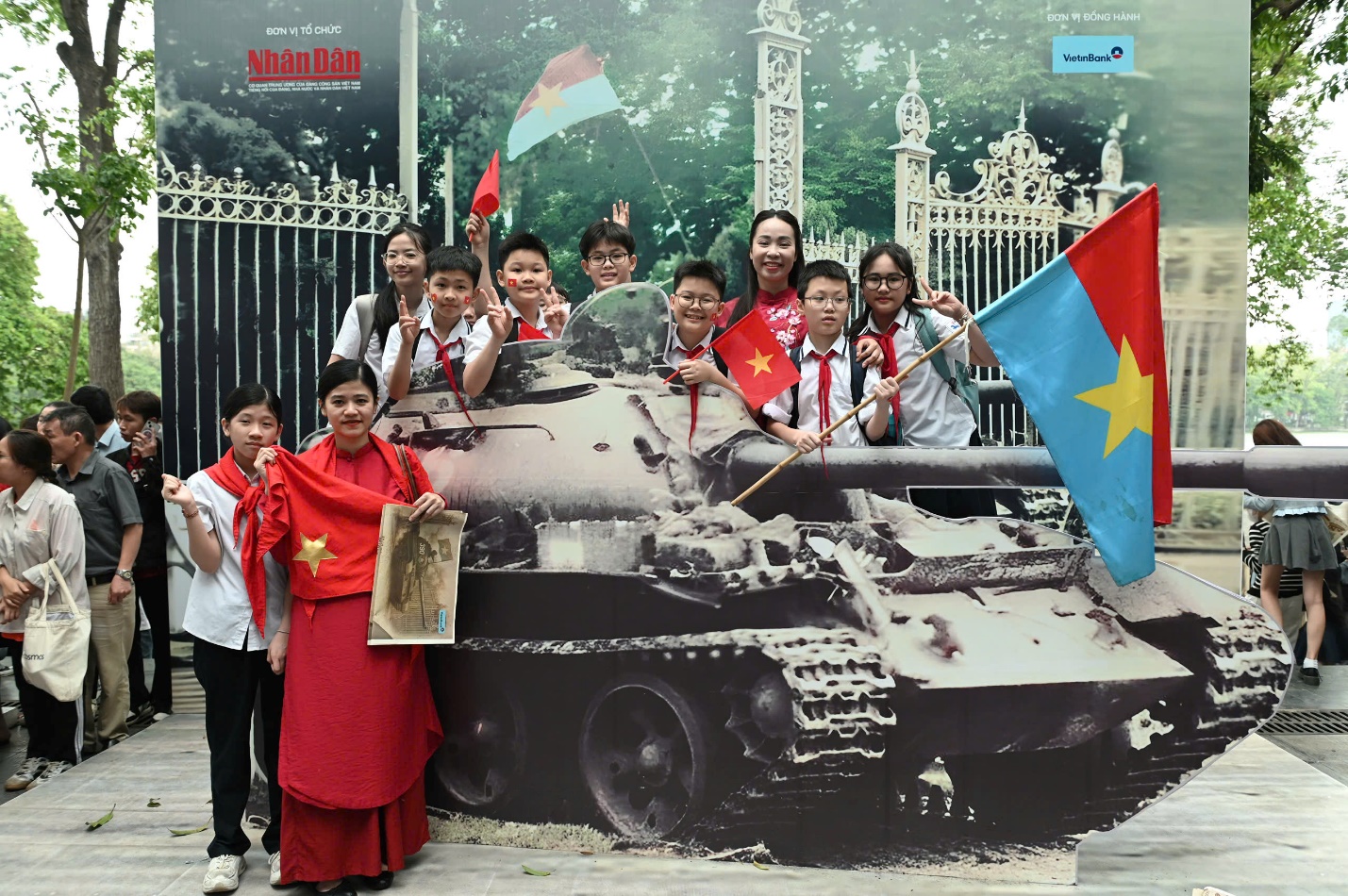 E:\TL CỦA YẾN\TRUYỀN THÔNG\CÁC BÀI VIẾT\BÀI VIẾT THÁNG 4-2025\Hs tham dự triển lãm tương tác của báo Nhân Dân\z6550573827660_683d49491c17e45245409ff950c531aa.jpg