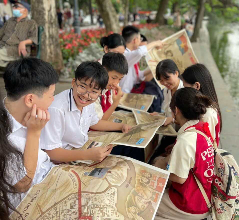 E:\TL CỦA YẾN\TRUYỀN THÔNG\CÁC BÀI VIẾT\BÀI VIẾT THÁNG 4-2025\Hs tham quan triển lãm kỉ niệm 30.4\z6553276357360_5025f3d8a8df489b9713078d8a45ceb7.jpg