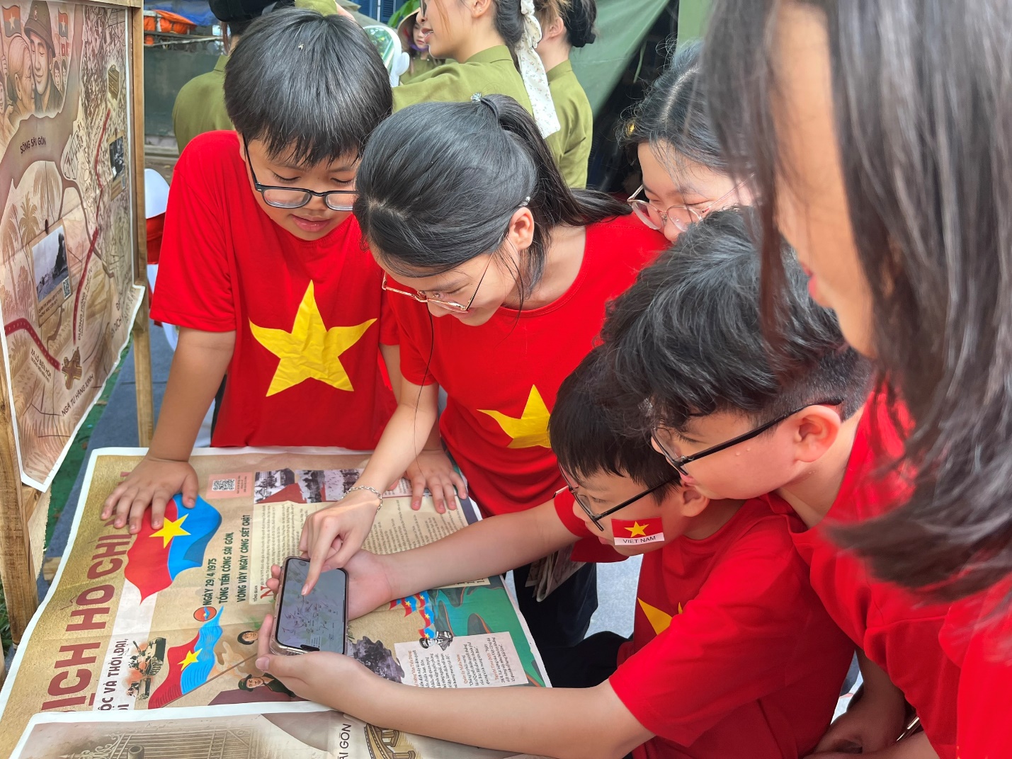 E:\TL CỦA YẾN\TRUYỀN THÔNG\CÁC BÀI VIẾT\BÀI VIẾT THÁNG 4-2025\Hs tham quan triển lãm kỉ niệm 30.4\z6553628849461_1a0ff6dc20c62856aed378ab49ceb08e.jpg