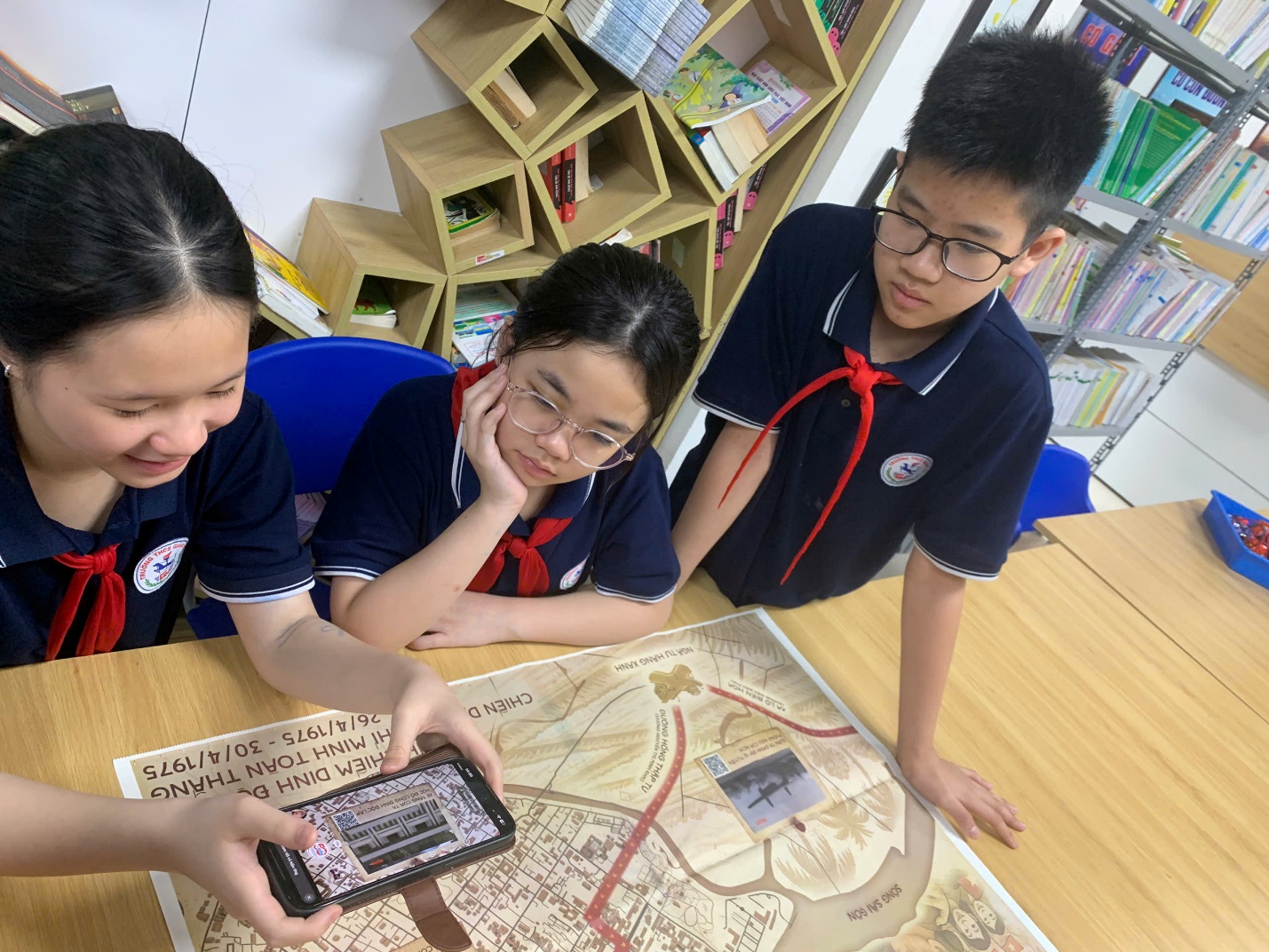 E:\TL CỦA YẾN\TRUYỀN THÔNG\CÁC BÀI VIẾT\BÀI VIẾT THÁNG 4-2025\Hs tham quan triển lãm kỉ niệm 30.4\z6553551344035_fd0dbb9d0d4ce29f902f5f2d65f7d456.jpg