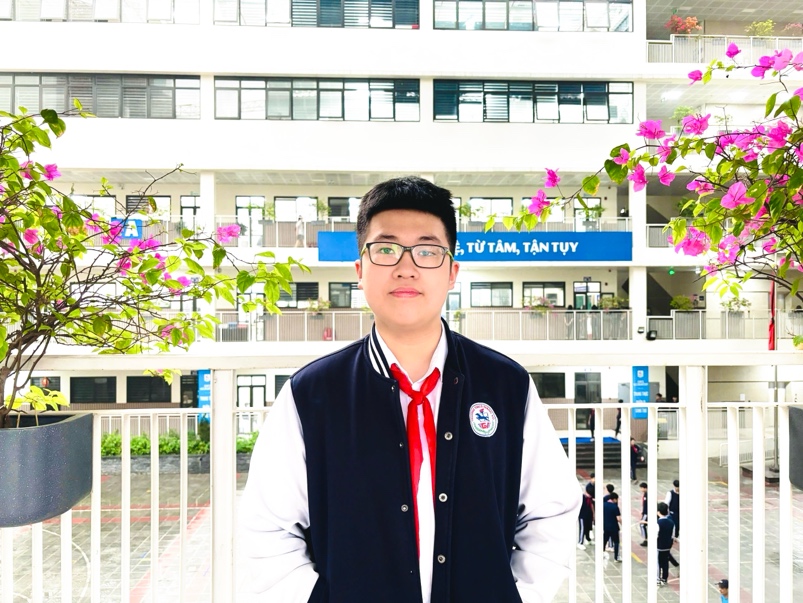 A person standing in front of a white fenceDescription automatically generated