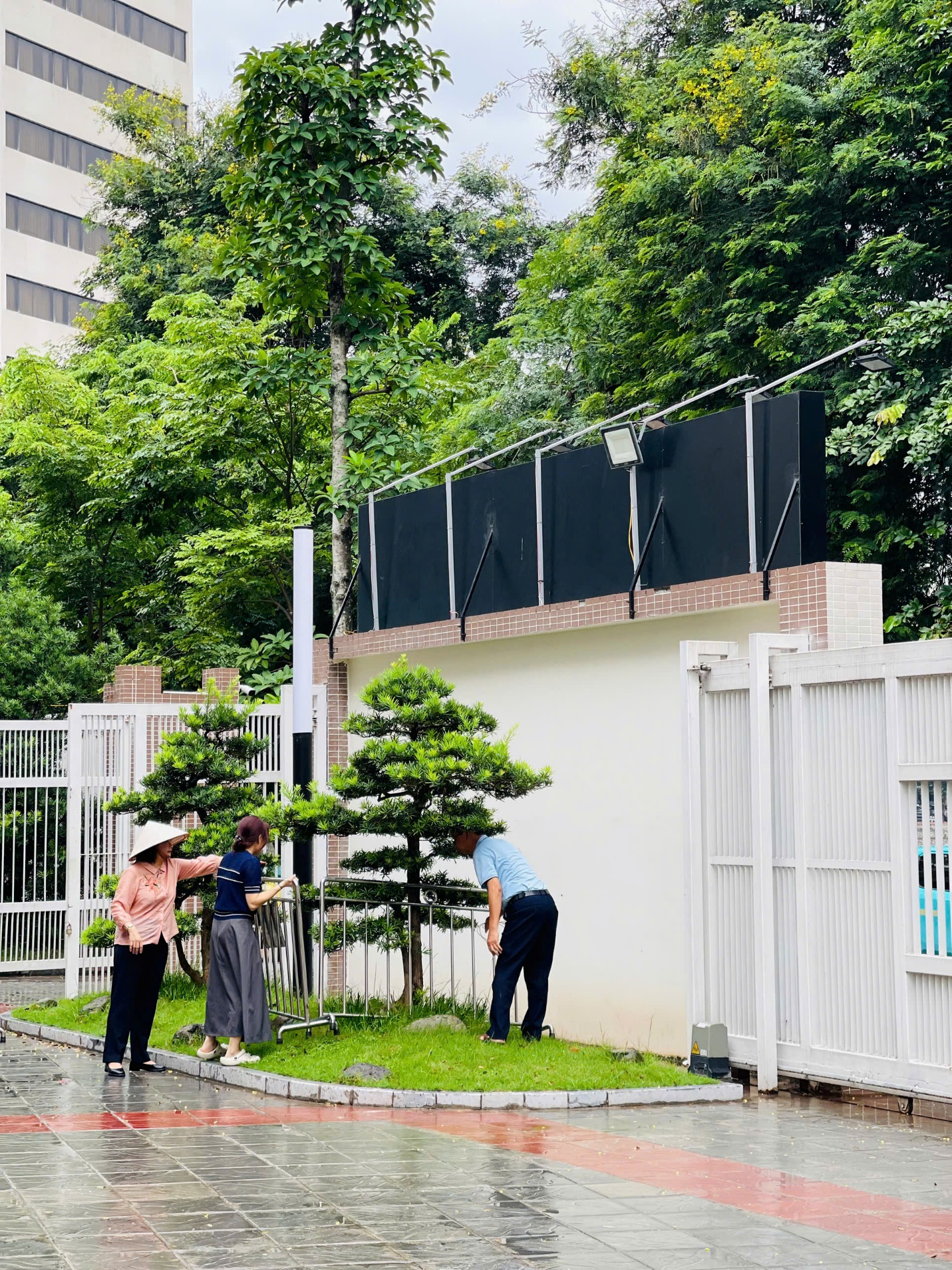 E:\TL CỦA YẾN\TRUYỀN THÔNG\CÁC BÀI VIẾT\BÀI VIẾT THÁNG 7-2025\Trường GV chống bão\z6825581054181_9d5b49677a92be09fa222291ec1d0423.jpg