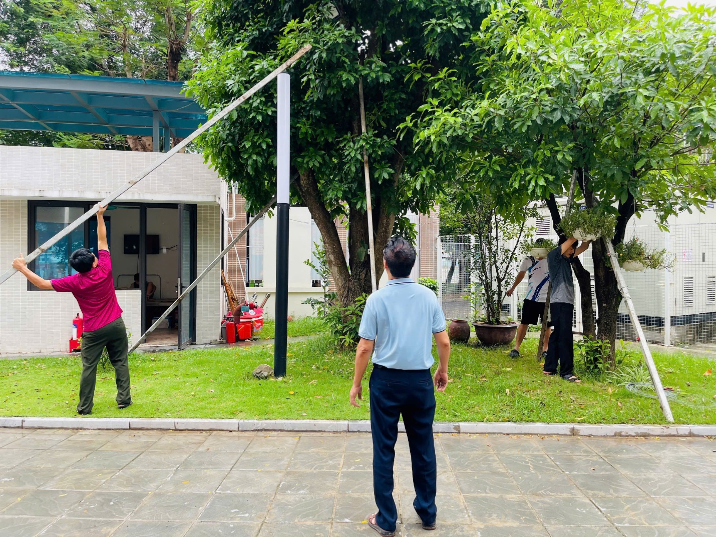 E:\TL CỦA YẾN\TRUYỀN THÔNG\CÁC BÀI VIẾT\BÀI VIẾT THÁNG 7-2025\Trường GV chống bão\z6825578179568_39d240cce7f525bcdc024e53a4ce84e9.jpg