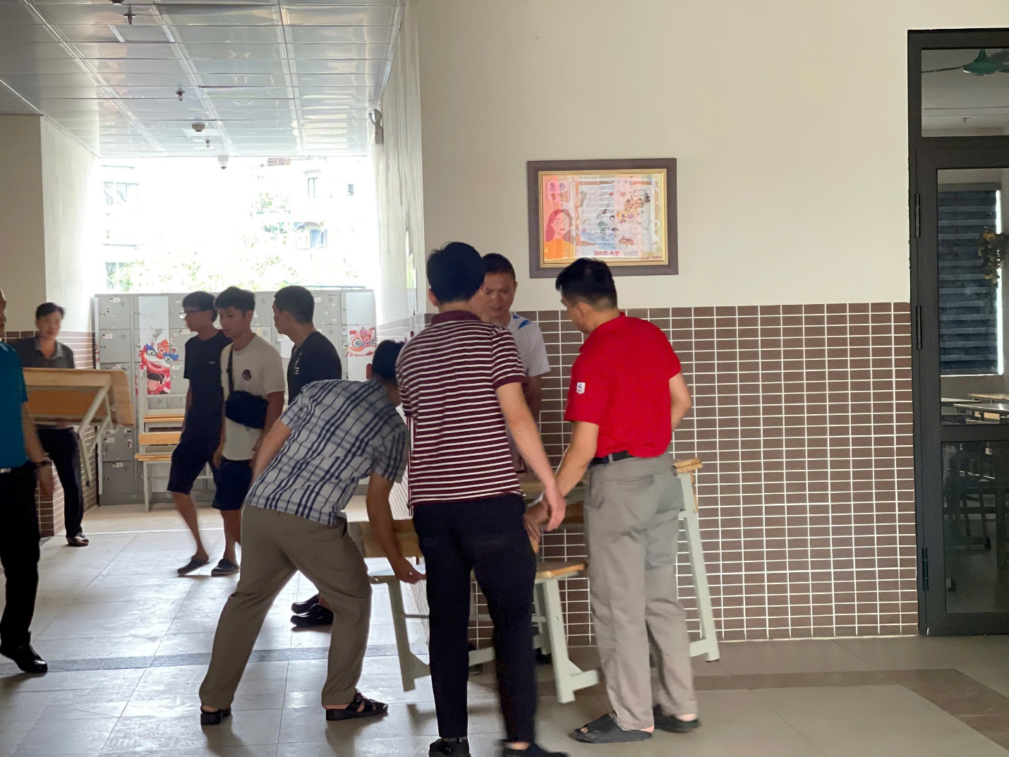 E:\TL CỦA YẾN\TRUYỀN THÔNG\CÁC BÀI VIẾT\BÀI VIẾT THÁNG 7-2025\Trường GV chống bão\z6825578323922_c666793e6c6f75fd103eb36bb9abbd45.jpg