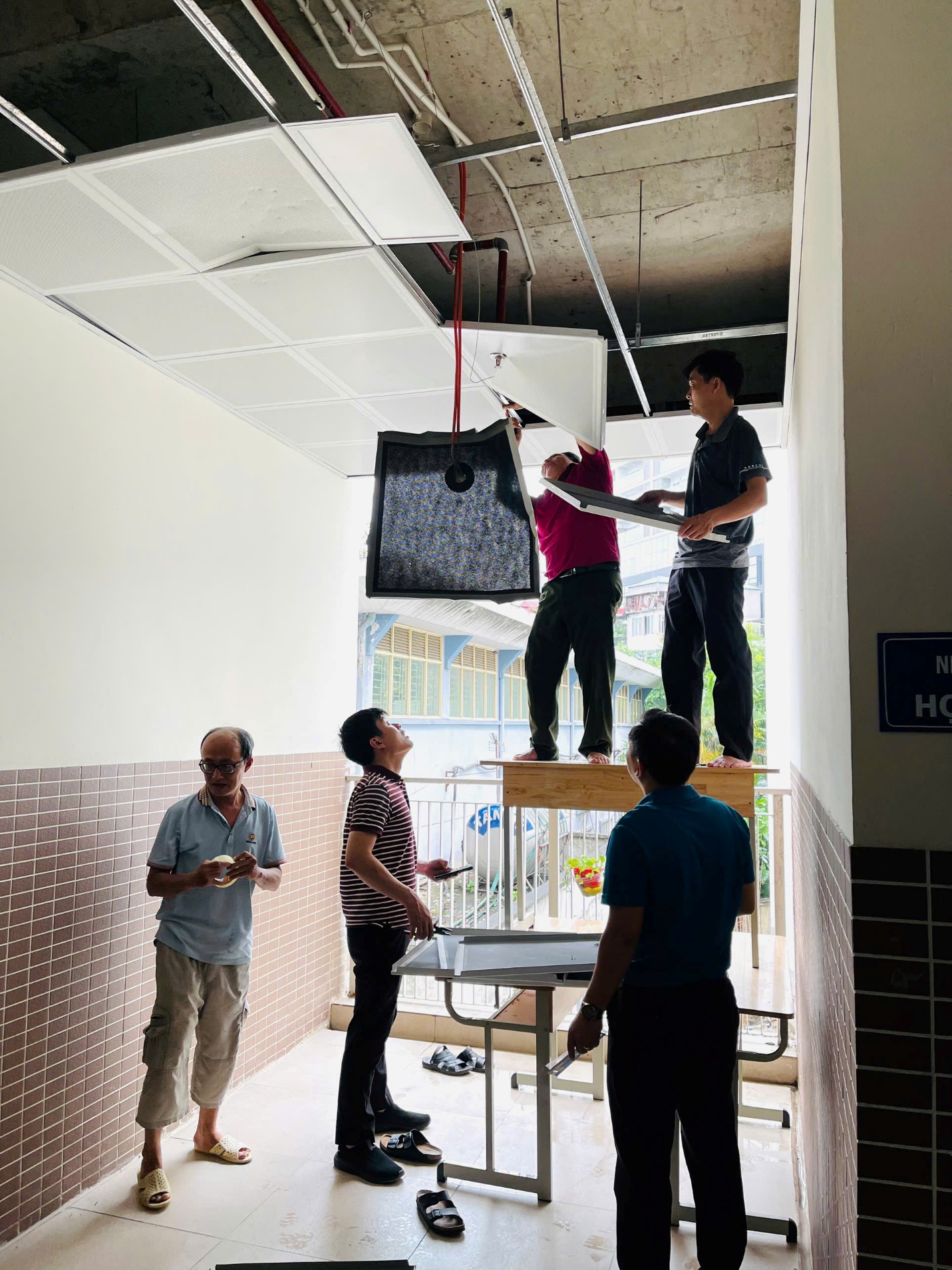 E:\TL CỦA YẾN\TRUYỀN THÔNG\CÁC BÀI VIẾT\BÀI VIẾT THÁNG 7-2025\Trường GV chống bão\z6825580288180_75743b1bfcc908b69b0f9b1435819c74.jpg