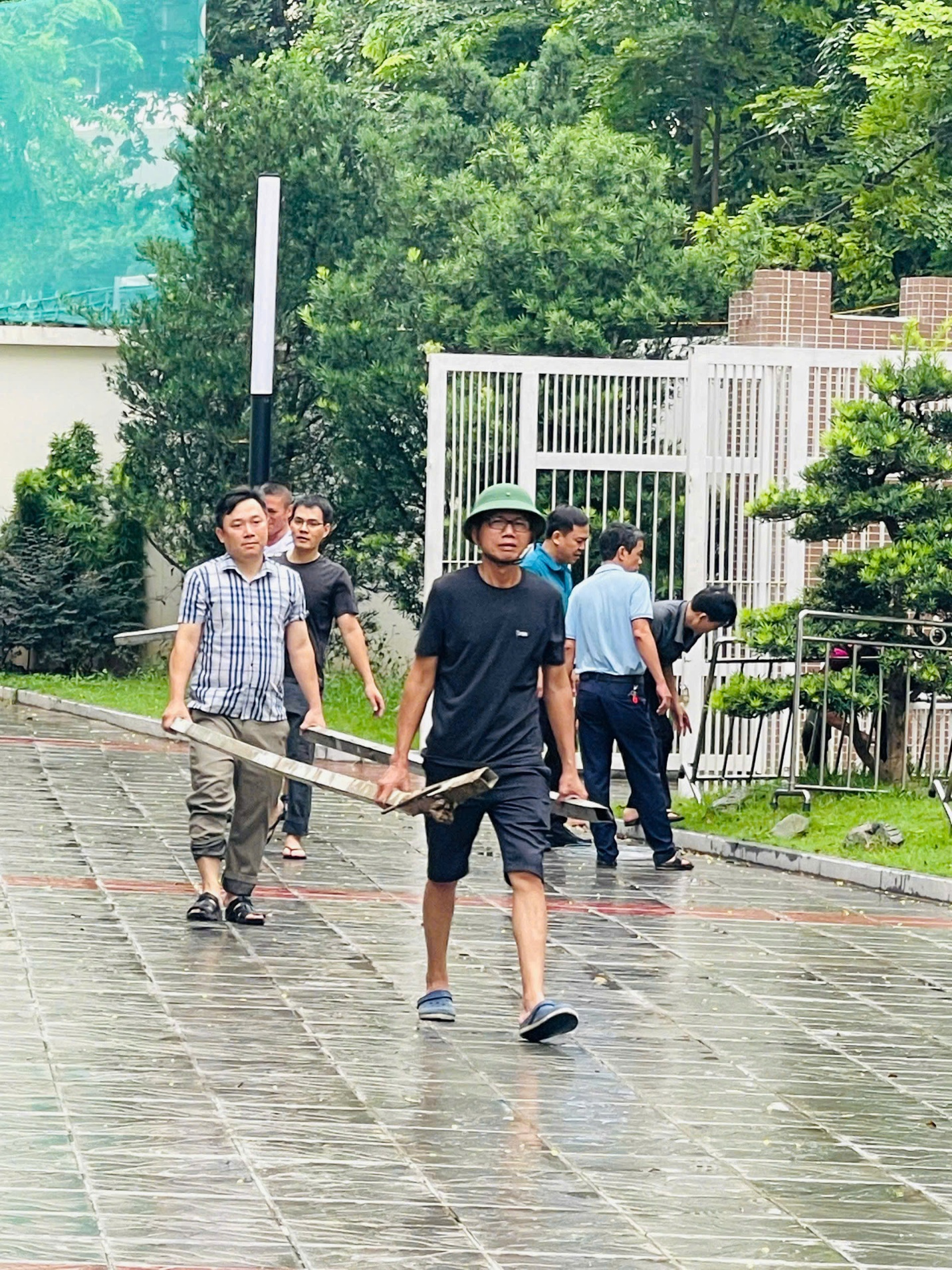 E:\TL CỦA YẾN\TRUYỀN THÔNG\CÁC BÀI VIẾT\BÀI VIẾT THÁNG 7-2025\Trường GV chống bão\z6825580559774_58b4a05d764be9a543dd671d4270f1f5.jpg