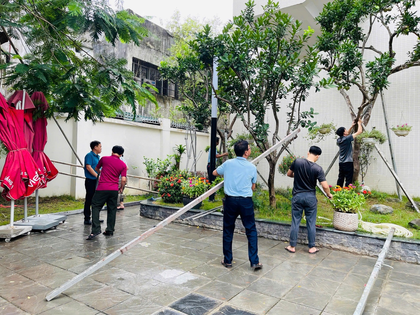 E:\TL CỦA YẾN\TRUYỀN THÔNG\CÁC BÀI VIẾT\BÀI VIẾT THÁNG 7-2025\Trường GV chống bão\z6825580872458_5f3b9a6e11dca43e31212c9372913c66.jpg