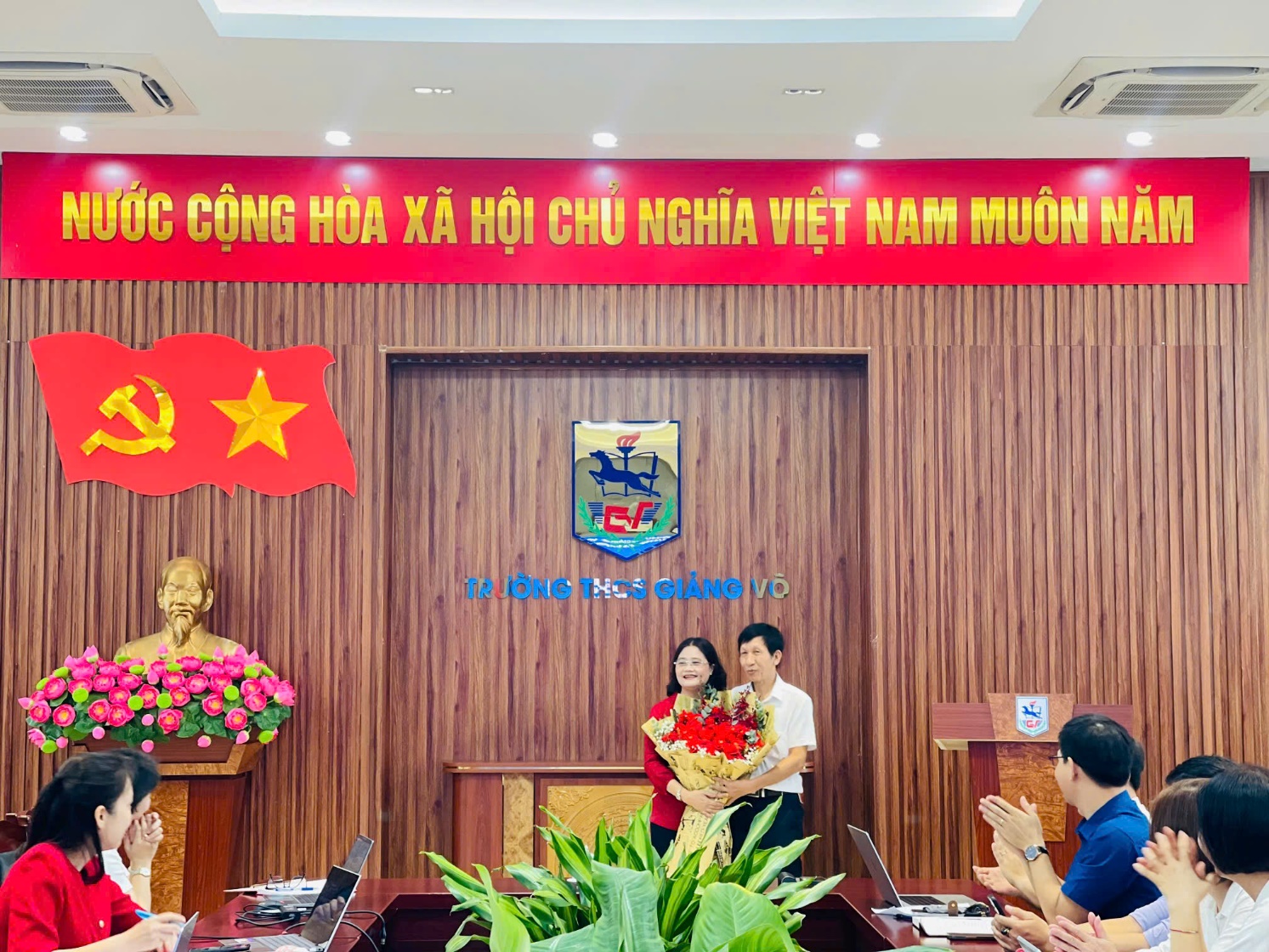 E:\TL CỦA YẾN\TRUYỀN THÔNG\CÁC BÀI VIẾT\BÀI VIẾT THÁNG 8-2025\tặng hoa thầy Tường.jpg