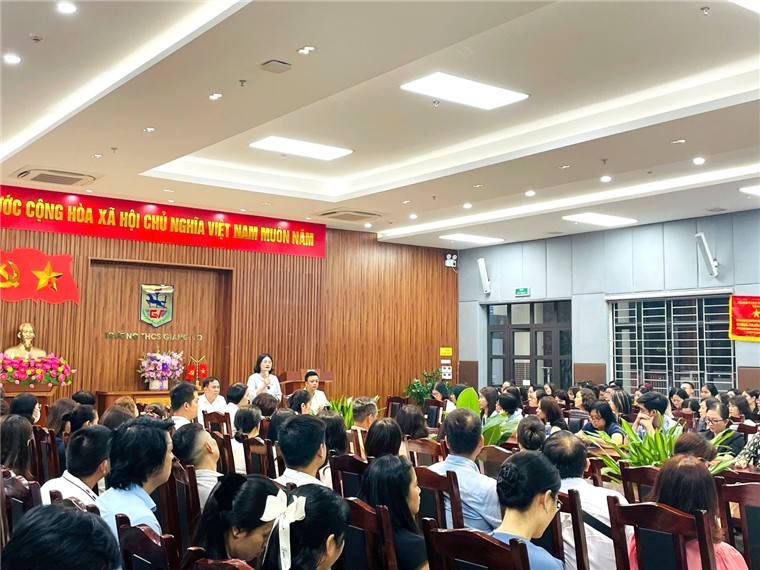 D:\ẢNH TRUYỀN THÔNG GIẢNG VÕ\Đón học sinh K6 và họp phụ huynh K6\z6923665097640_d5917f4ad00efb2d79235d754bb916a5.jpg