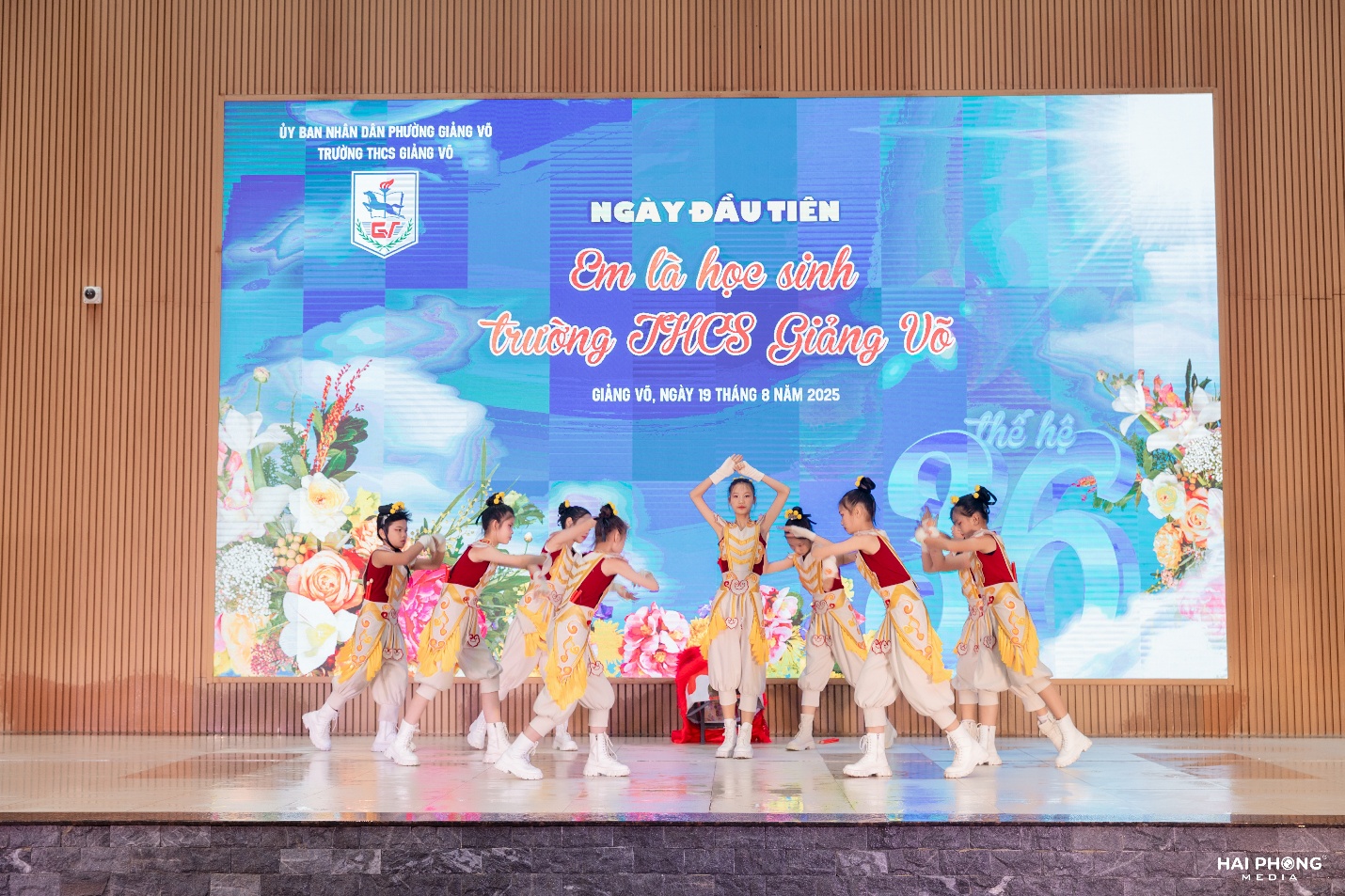 D:\ẢNH TRUYỀN THÔNG GIẢNG VÕ\Đón học sinh K6 và họp phụ huynh K6\LINH5053.jpg