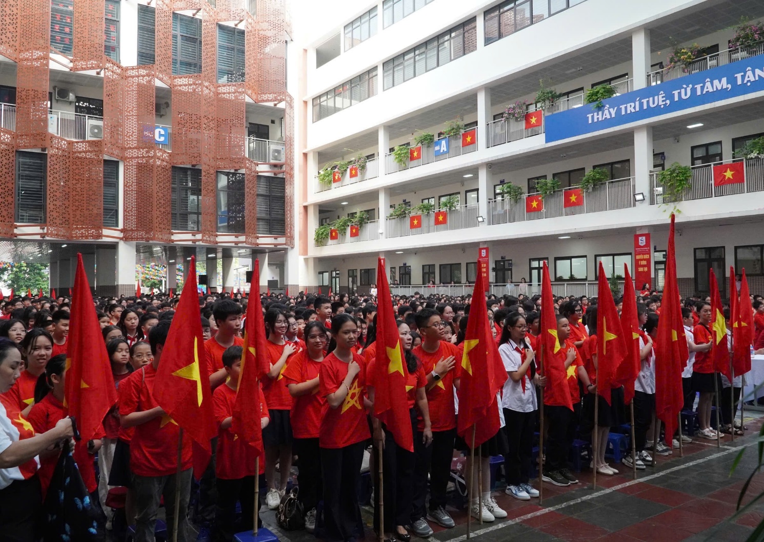 C:\Users\dell\Downloads\đặt tay lên ngực.jpg