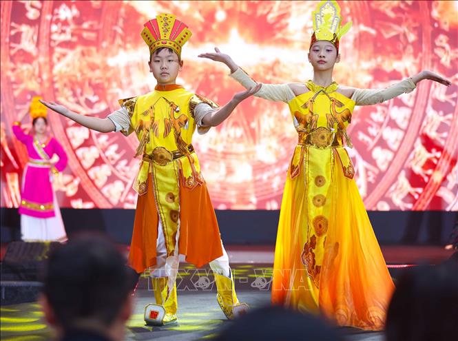 C:\Users\dell\Desktop\vna_potal_hoc_sinh_thu_do_rang_ngoi_cung_net_dep_truyen_thong_hoi_nhap_va_toa_sang_trong_le_hoi_xuan_2026_stand (1).jpg