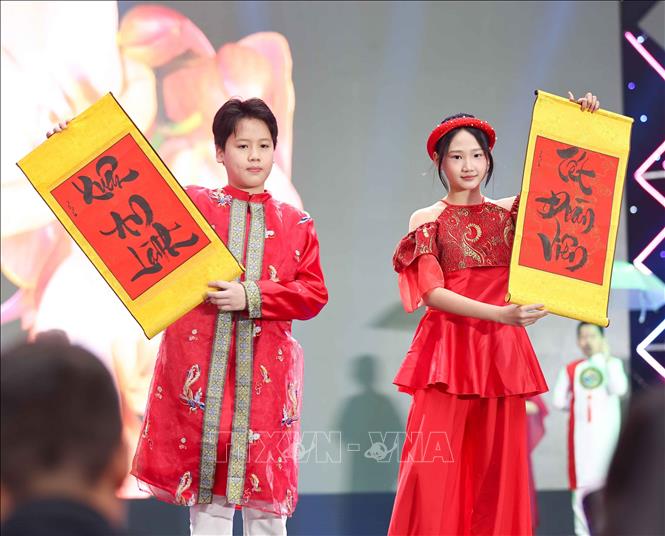 C:\Users\dell\Desktop\vna_potal_hoc_sinh_thu_do_rang_ngoi_cung_net_dep_truyen_thong_hoi_nhap_va_toa_sang_trong_le_hoi_xuan_2026_stand (3).jpg