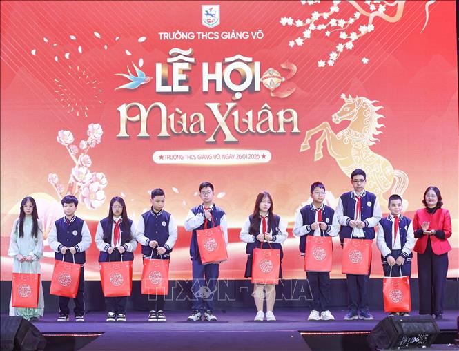 C:\Users\dell\Desktop\vna_potal_hoc_sinh_thu_do_rang_ngoi_cung_net_dep_truyen_thong_hoi_nhap_va_toa_sang_trong_le_hoi_xuan_2026_stand (4).jpg