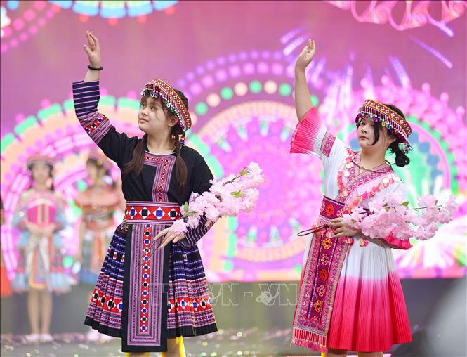 C:\Users\dell\Desktop\vna_potal_hoc_sinh_thu_do_rang_ngoi_cung_net_dep_truyen_thong_hoi_nhap_va_toa_sang_trong_le_hoi_xuan_2026_stand (6).jpg