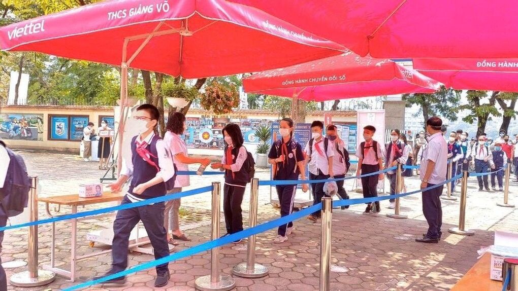 Ngày đầu tới trường ngập tràn niềm vui của học sinh lớp 6 trường THCS Giảng Võ